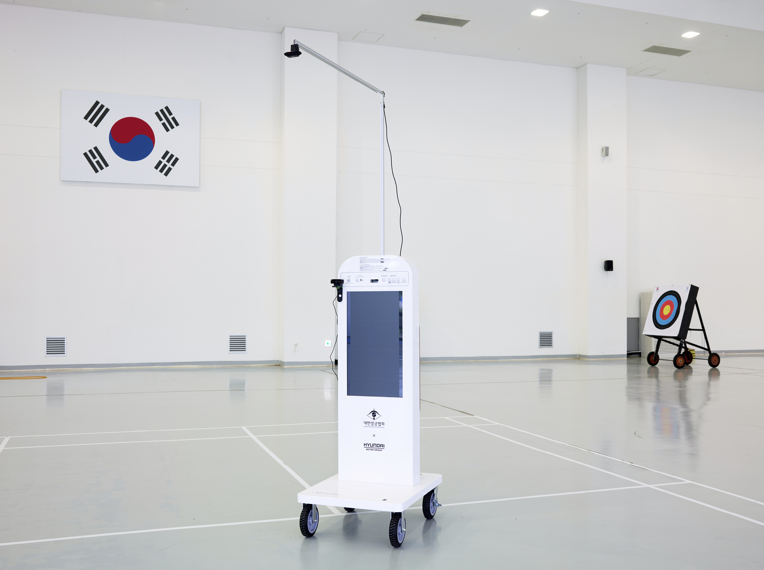 실내에 전시된 야외 훈련용 다중카메라 전체 모습