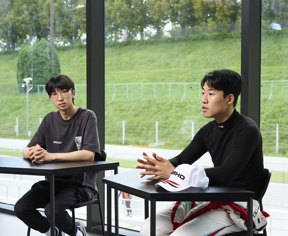 인터뷰하며 질문에 답변하는 두 명의 드라이버