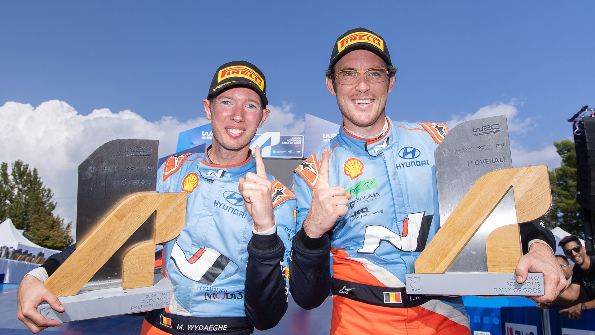 2024 WRC 그리스 랠리에서 우승한 현대 월드랠리팀 티에리 누빌(Thierry Neuville, 오른쪽)과 코드라이버 마틴 비데거(Martijn Wydaeghe, 왼쪽)가 트로피를 들고 기뻐하는 모습