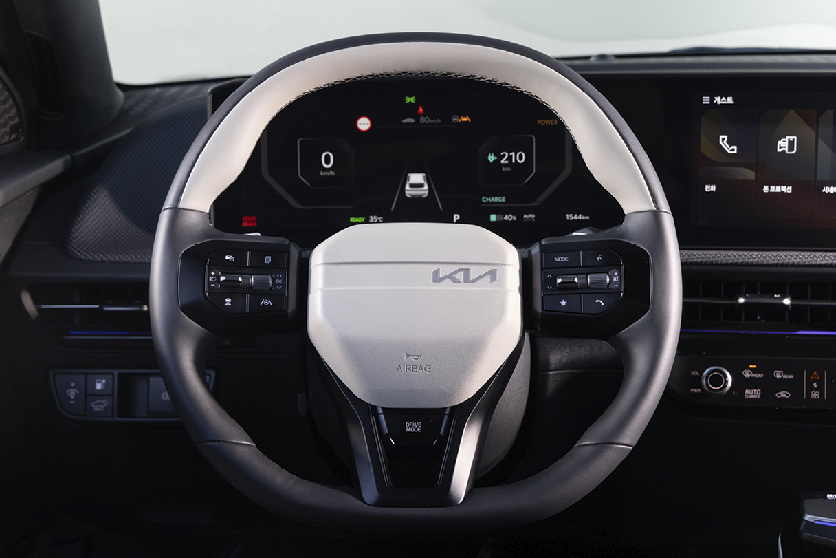 기아 더 뉴 EV6 크래시패드 및 운전대 모습