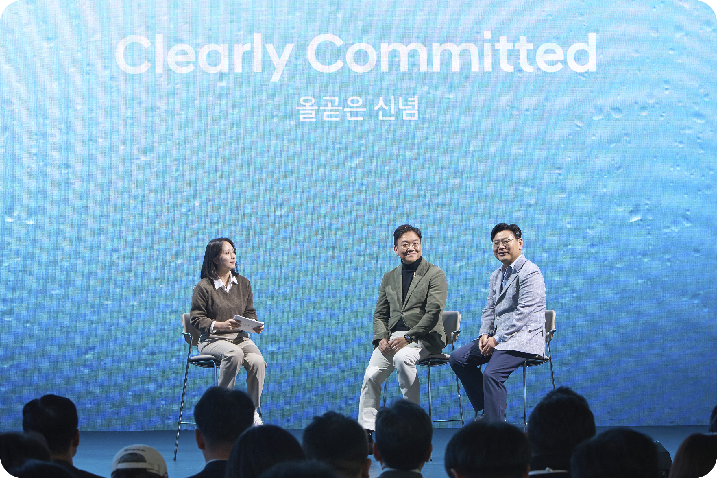 현대차 수소전기차 콘셉트카 이니시움 공개 행사에서 대화하는 연구원들의 모습
