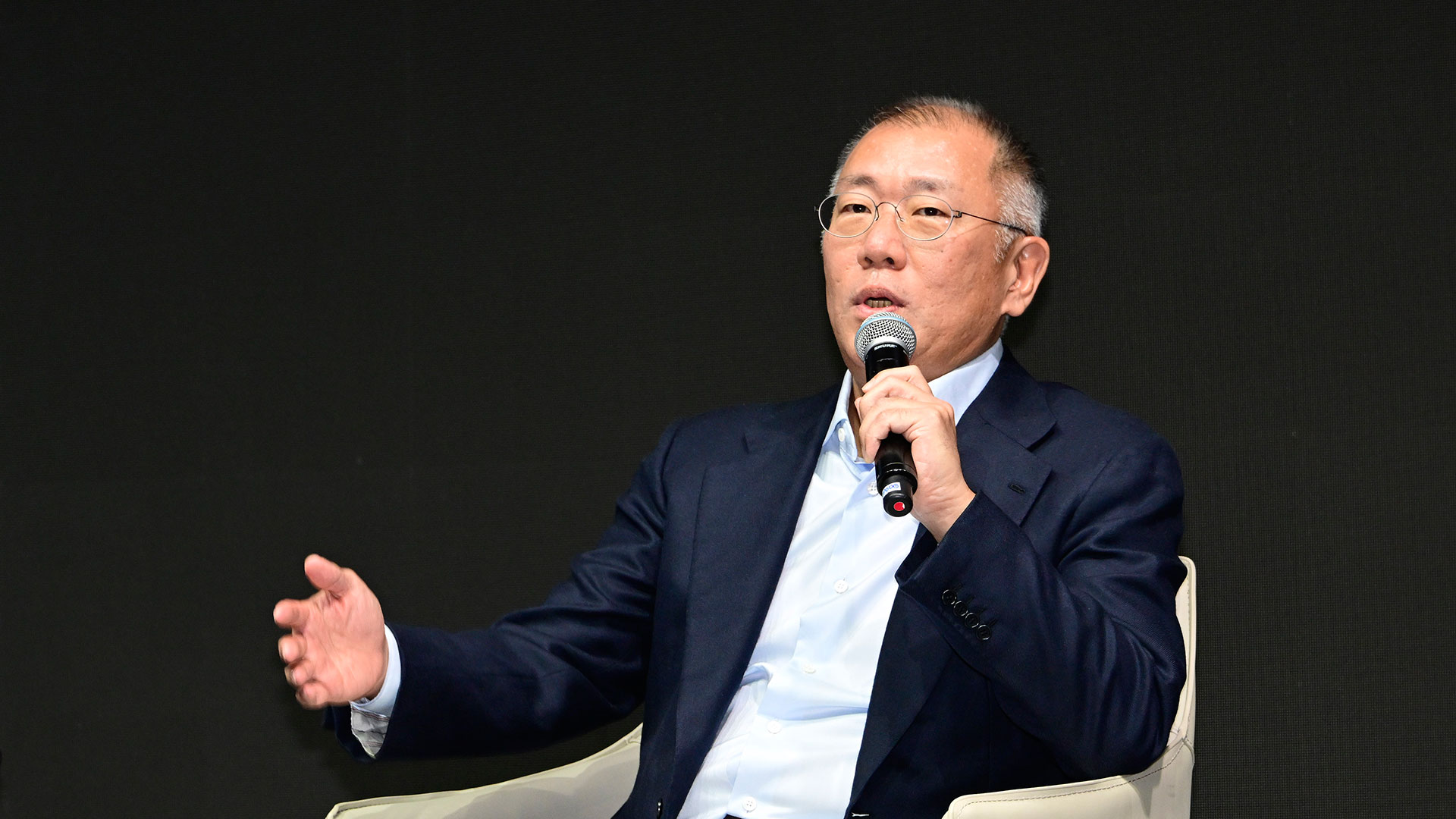 현대자동차그룹 2025년 신년회에서는 정의선 회장과 그룹 경영진들이 올해 경영환경과 그룹의 방향성에 대해 임직원들에게 직접 설명하는 'HMG 라운드 테이블'이 열렸다. HMG 라운드 테이블에서 질문에 답하고 있는 정의선 회장