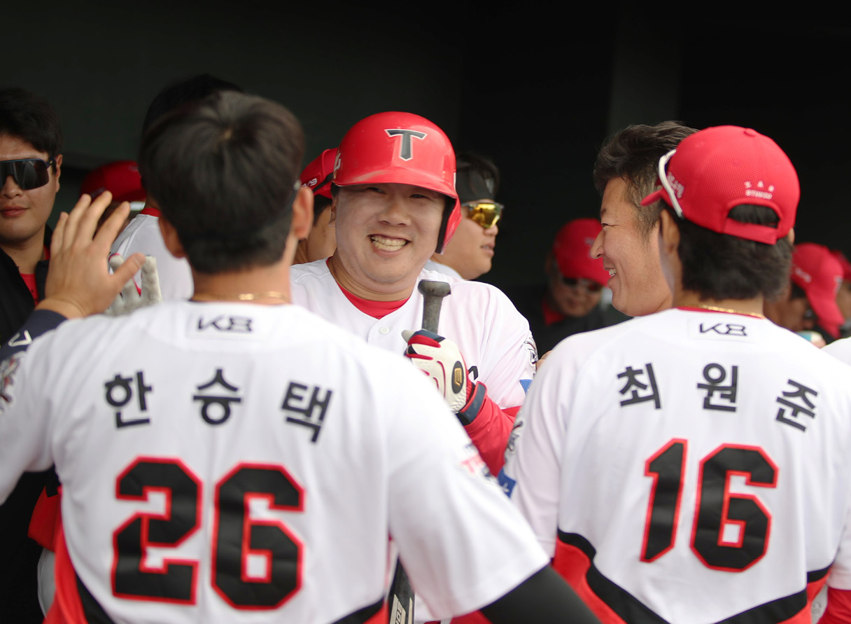 기아타이거즈 선수들이 연습경기에서의 승리를 축하하고 있다