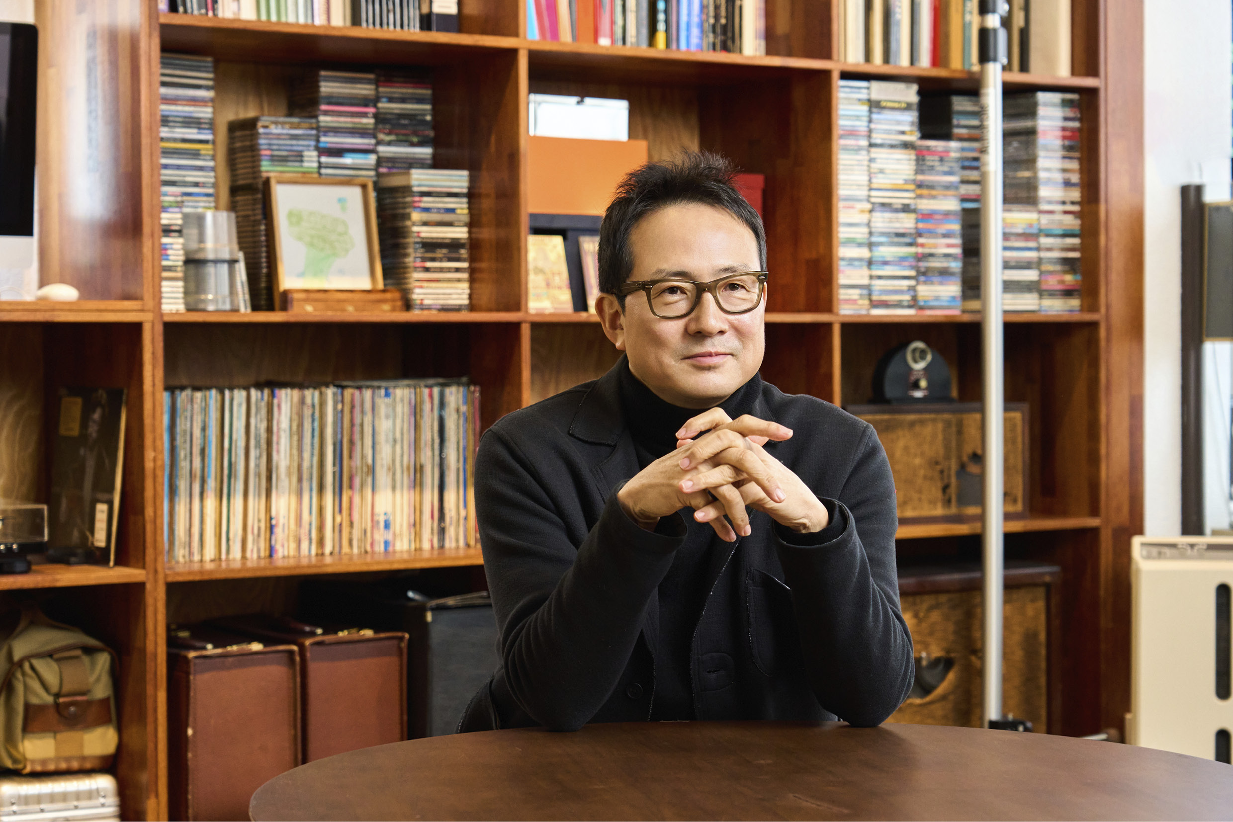 인터뷰를 진행 중인 다큐멘터리 감독의 모습