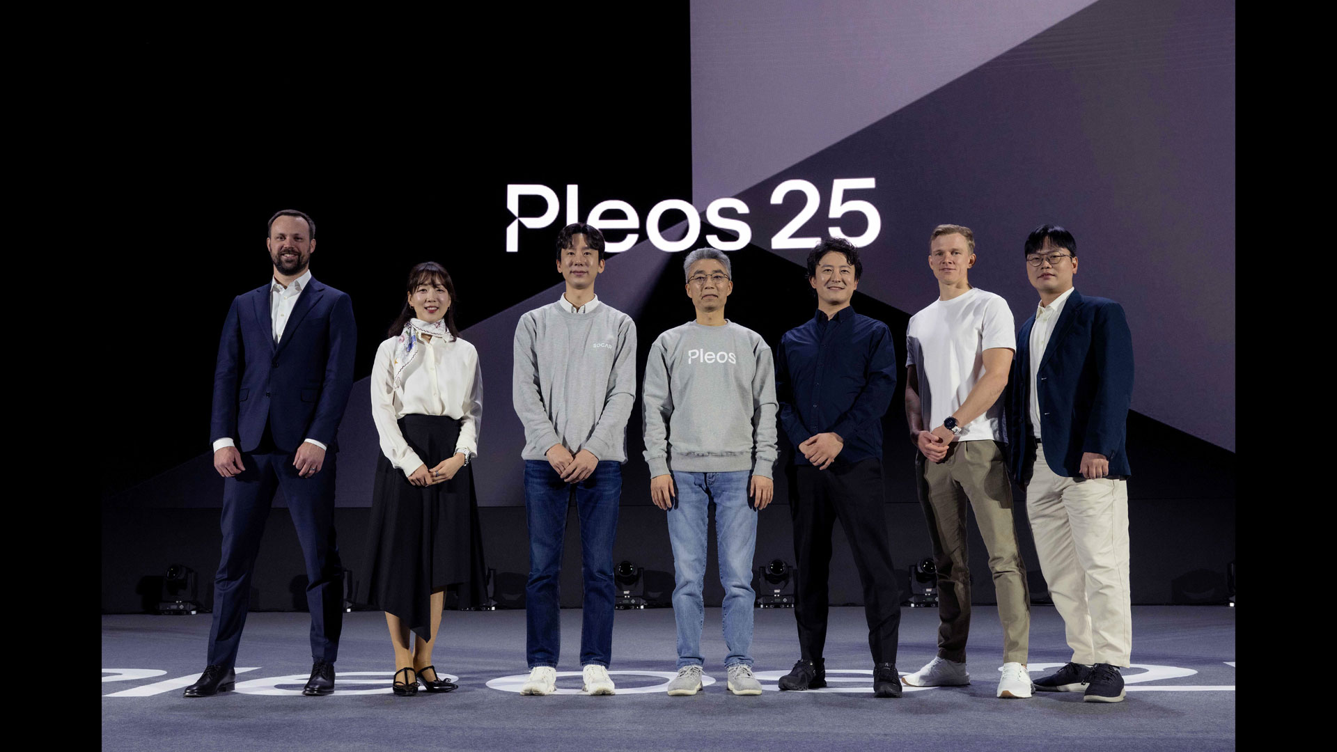 Pleos 25 키노트 연사들의 단체 사진(왼쪽부터 우버 자율주행 모빌리티&배송 부문 총괄 노아 지크(Noah Zych) / 삼성전자 스마트싱스팀장 정재연 부사장 / 쏘카 박재욱 CEO / 현대차∙기아 AVP본부장 송창현 사장 / 유니티(Unity) 아태지역 자동차 부문 총괄 마쓰바라 타츠야(Matsubara Tatsuya) / 구글 안드로이드 오토모티브 엔지니어링 담당 드니스 네클리우도프(Denis Nekliudov) / 네이버 네이버앱 이재후 부문장) (1)