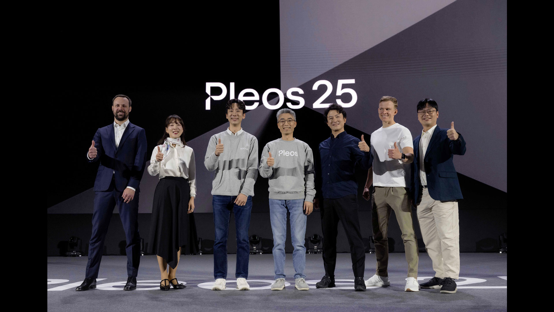 Pleos 25 키노트 연사들의 단체 사진(왼쪽부터 우버 자율주행 모빌리티&배송 부문 총괄 노아 지크(Noah Zych) / 삼성전자 스마트싱스팀장 정재연 부사장 / 쏘카 박재욱 CEO / 현대차∙기아 AVP본부장 송창현 사장 / 유니티(Unity) 아태지역 자동차 부문 총괄 마쓰바라 타츠야(Matsubara Tatsuya) / 구글 안드로이드 오토모티브 엔지니어링 담당 드니스 네클리우도프(Denis Nekliudov) / 네이버 네이버앱 이재후 부문장)(2)