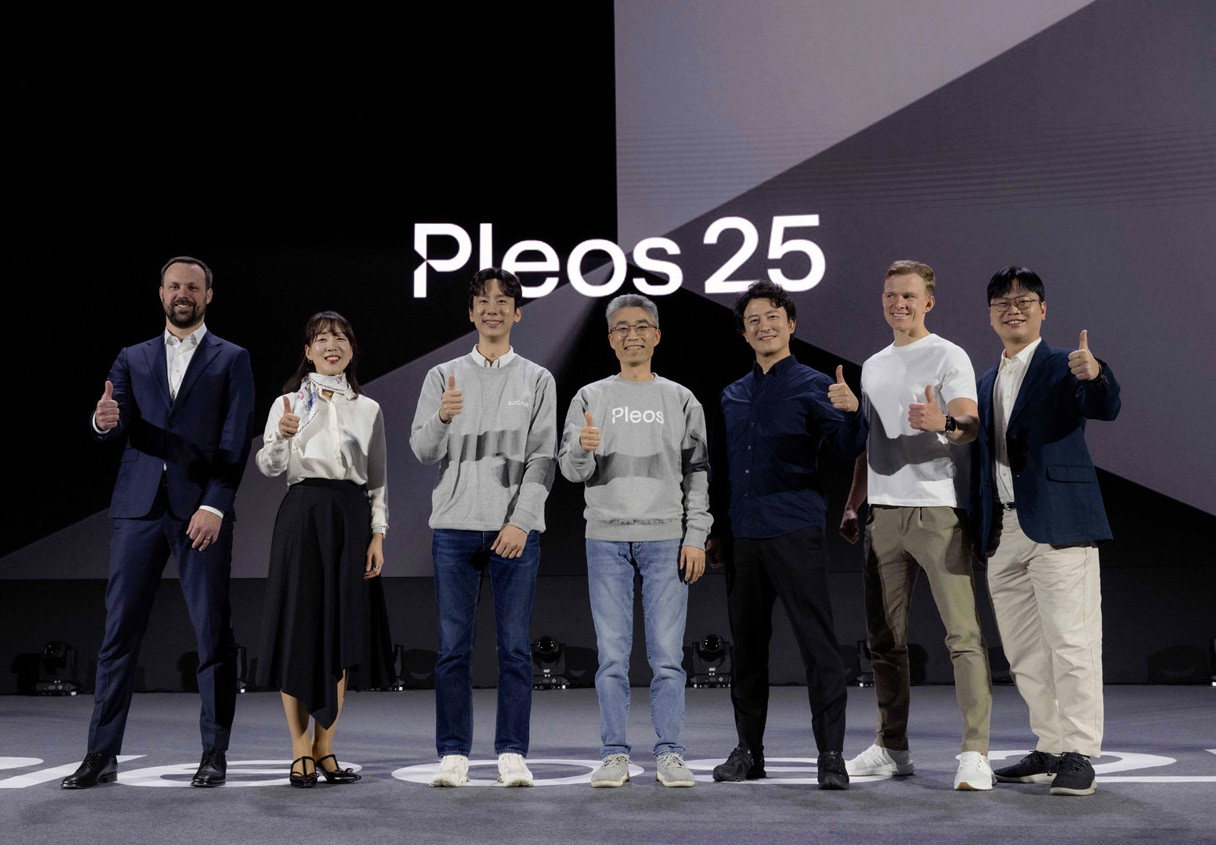 플레오스 25 연사 포즈를 취한 모습