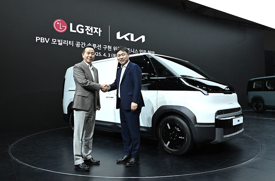 3일(목) 2025 서울모빌리티쇼 기아관에서 진행된 ‘기아 PBV 기반 LG전자 모빌리티 공간 솔루션 구현 비즈니스 업무 협약’ 체결식에서 (왼쪽부터) 기아 국내사업본부 정원정 부사장, LG전자 HS사업본부장 류재철 사장이 기념 촬영을 하고 있는 모습