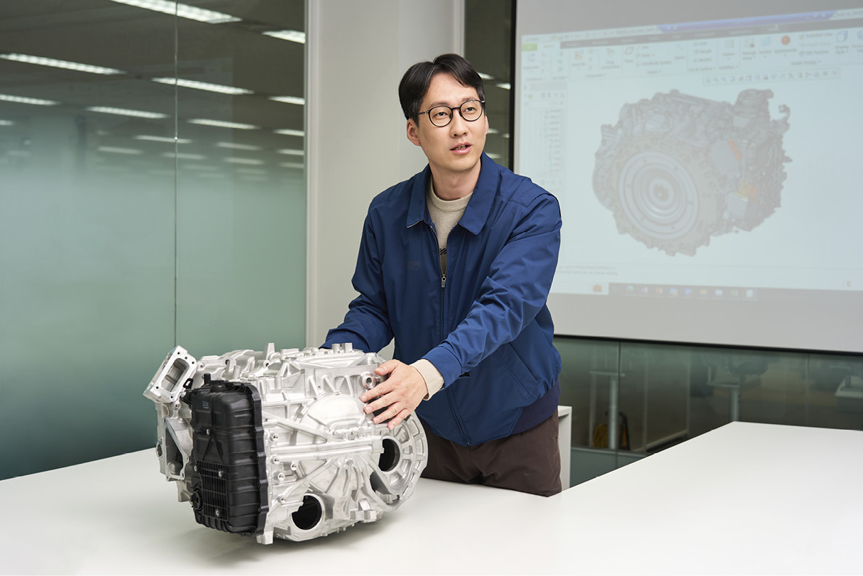 신규 하이브리드 변속기 담당을 개발한 연구원의 모습