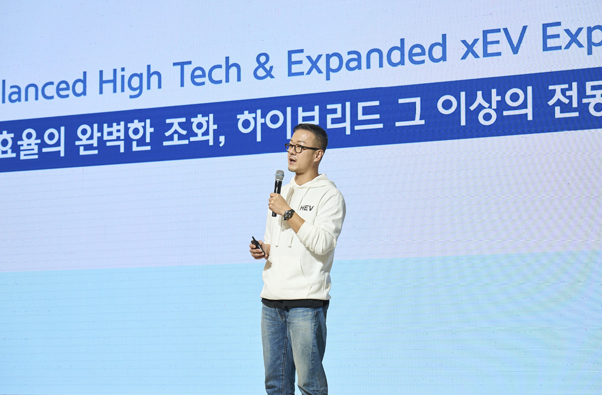 현대차그룹 차세대 하이브리드 시스템 테크데이에서 발표 중인 제품권역전략팀 강동훈 파트장의 모습
