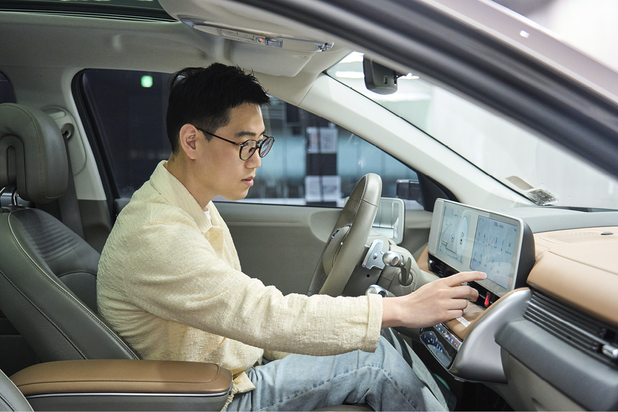 차량의 기능을 조작하는 연구원의 모습