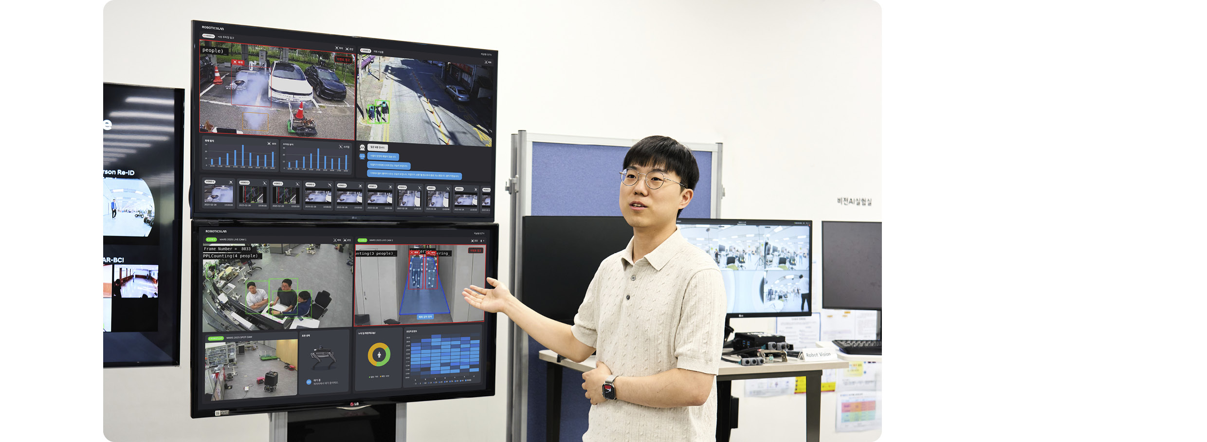 지능형 CCTV를 소개 중인 연구원