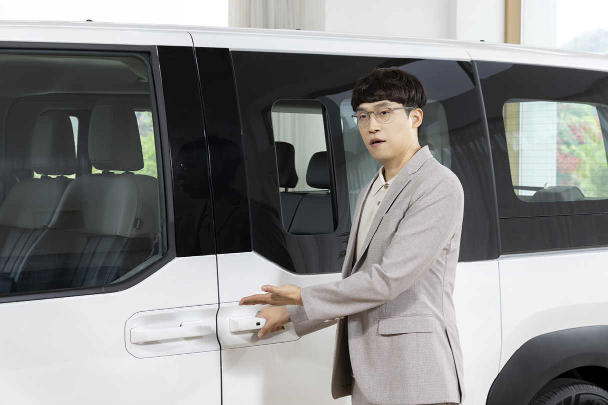 PV5 개발 과정에서 고객들과 직접 만난 기아 직원의 모습