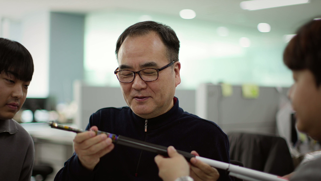 지팡이를 손에 쥔 시각장애인의 모습