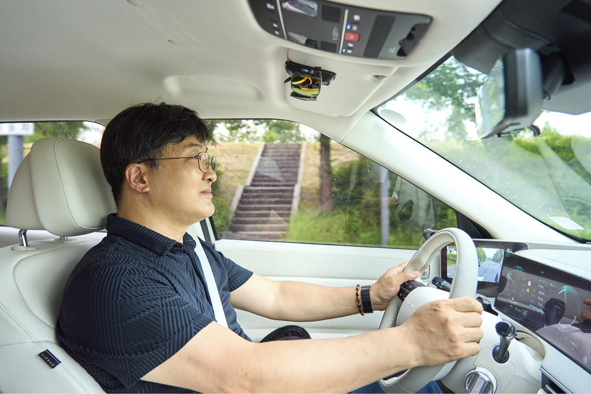 현대차 디 올 뉴 넥쏘를 운전 중인 고객의 모습