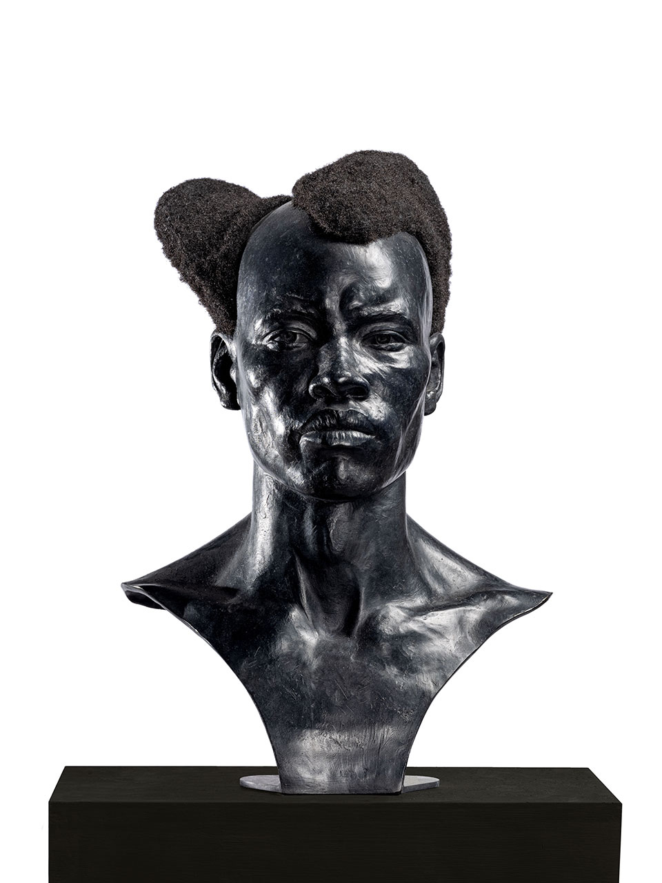 타바레스 스트란의 작품 〈A Map of the Crown (Amasunzu Black)〉(2023) / 출처: © Tavares Strachan, courtesy of the artist, photo by Jonty Wilde
