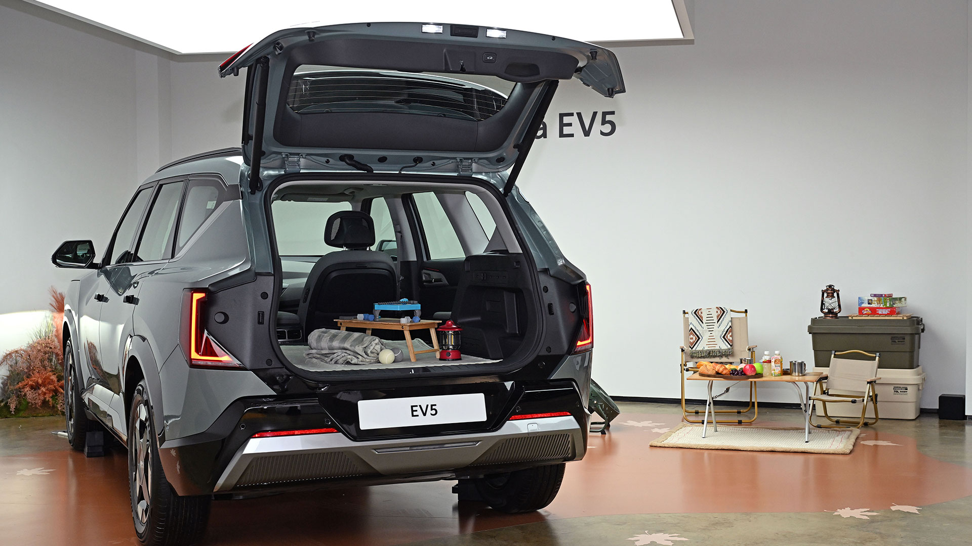 EV5 미디어 데이 행사장에 캠핑 콘셉트로 전시된 EV5