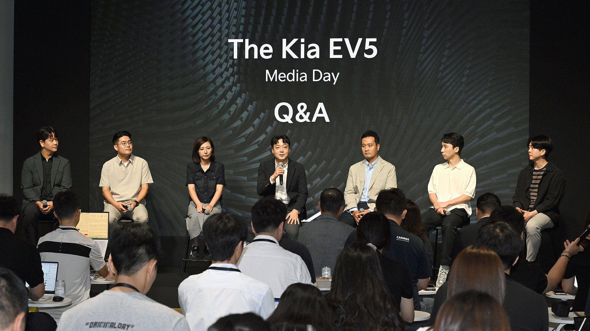 EV5 미디어 데이에서 발표자들이 미디어 질문에 답변을 하고 있는 모습(왼쪽부터, 기아넥스트디자인외장1팀 박재연 책임연구원, 기아넥스트디자인내장1팀 김영무 책임연구원, 기아넥스트CMF팀 이승아 책임연구원, 국내상품1팀 손용준 팀장, 상품CX기획팀 이상준 팀장, 차량제어개발1팀 김진욱 책임연구원, MSV프로젝트5팀 신승훈 책임연구원)