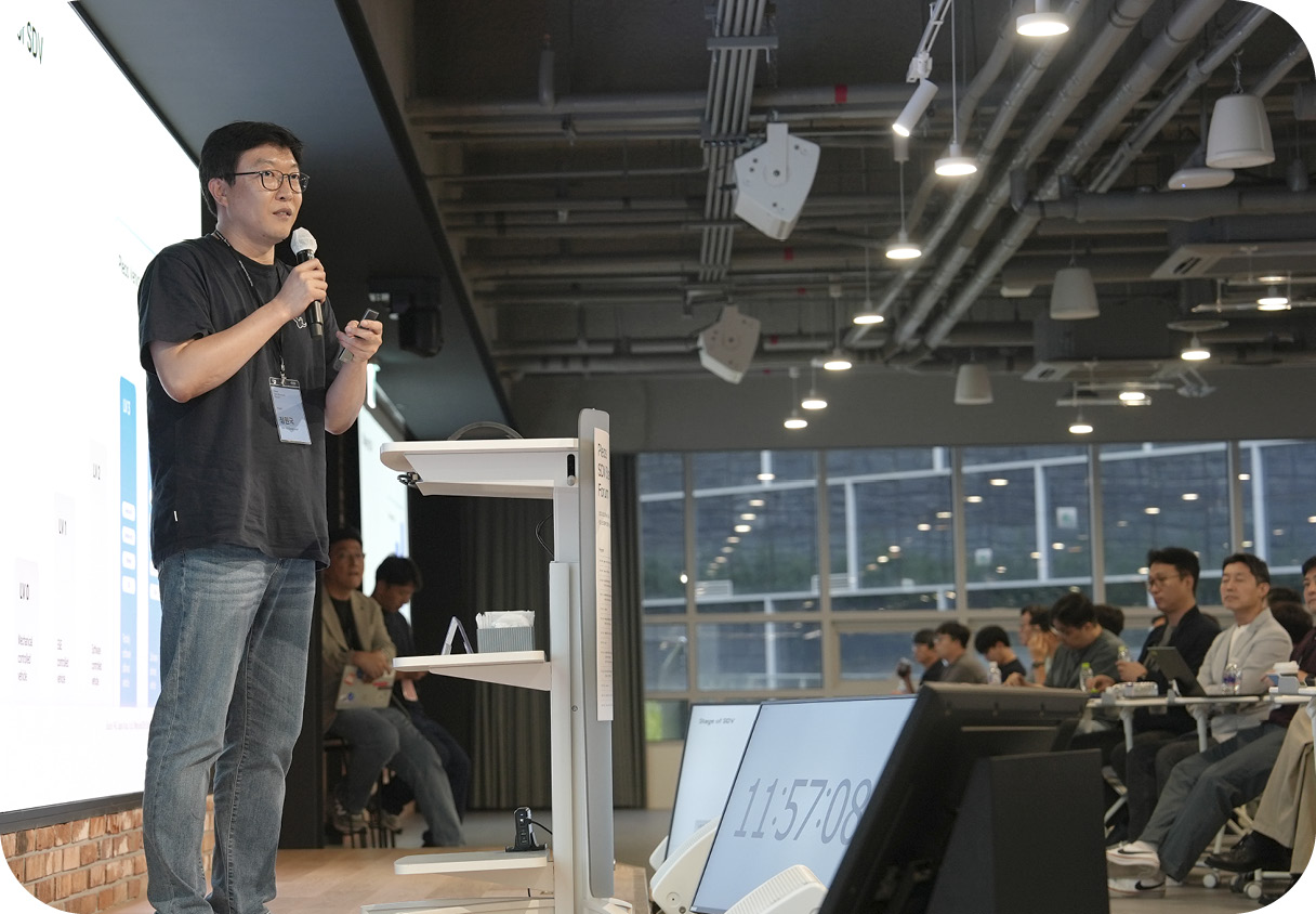 Pleos SDV 스탠다드 포럼에서 발표 중인 포티투닷 정원국 SDV OS 그룹 리더