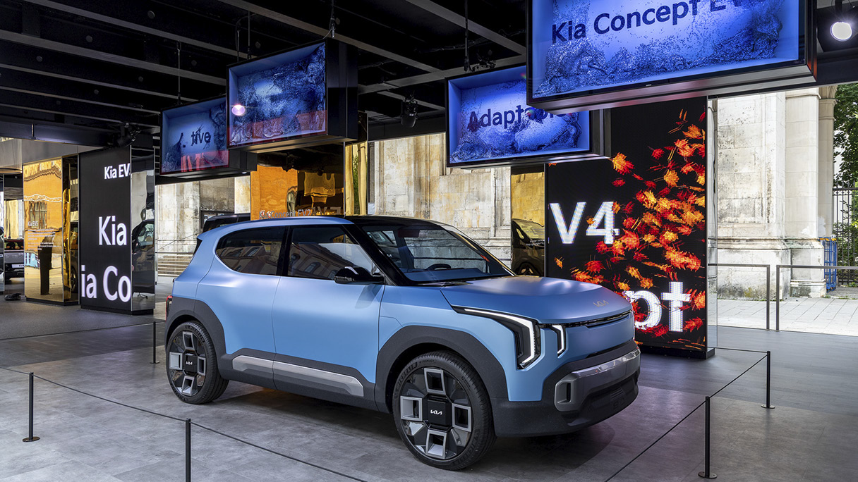 기아 iaa 전시관 내부에 있는 콘셉트 EV2의 모습